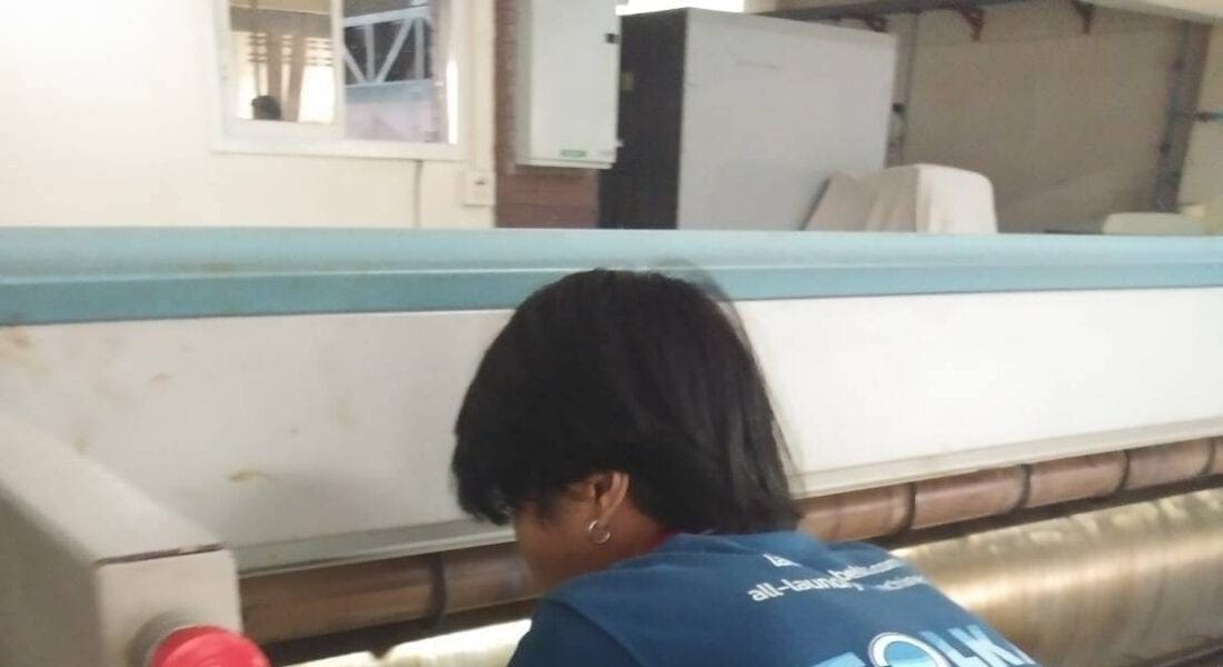 งานติดตั้งสายพานรีดผ้า NICHOLINE คุณภาพ OEM สำหรับเครื่องรีดผ้าแบบลูกกลิ้ง ELECTROLUX ที่โรงซักรีด จ.ราชบุรี - 3