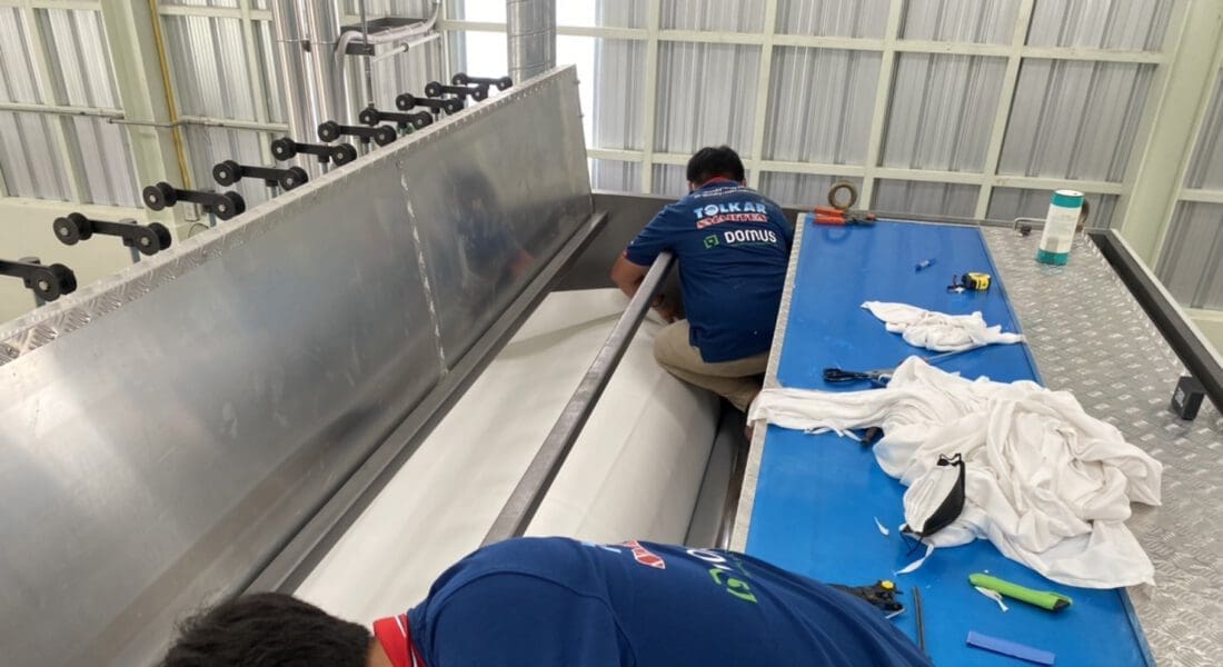 งานติดตั้งผ้าสักหลาดหุ้มลูกกลิ้ง NICHOLINE สำหรับเครื่องรีดผ้าแบบกระทะ IMAGE - 4