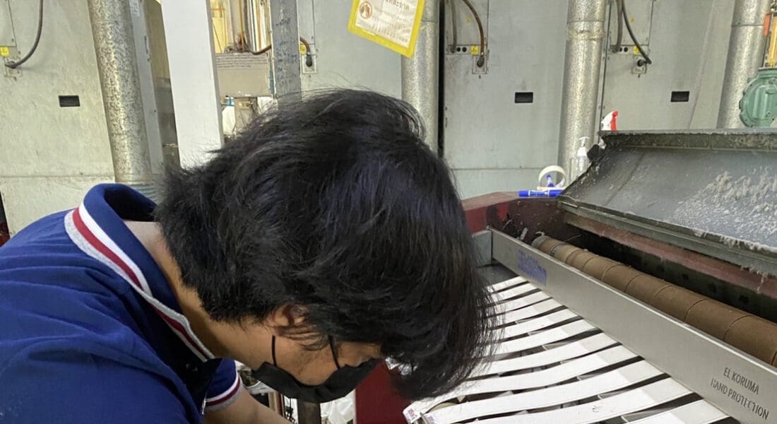 งานติดตั้งสายพานป้อนผ้าคอตตอน NICHOLINE สำหรับเครื่องรีดผ้า TOLKAR - 2