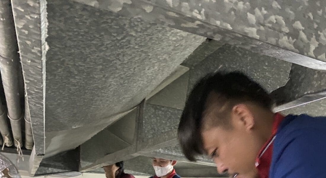 งานติดตั้งผ้าสักหลาดหุ้มลูกกลิ้ง NICHOLINE สำหรับเครื่องรีดผ้าแบบกระทะ - 7