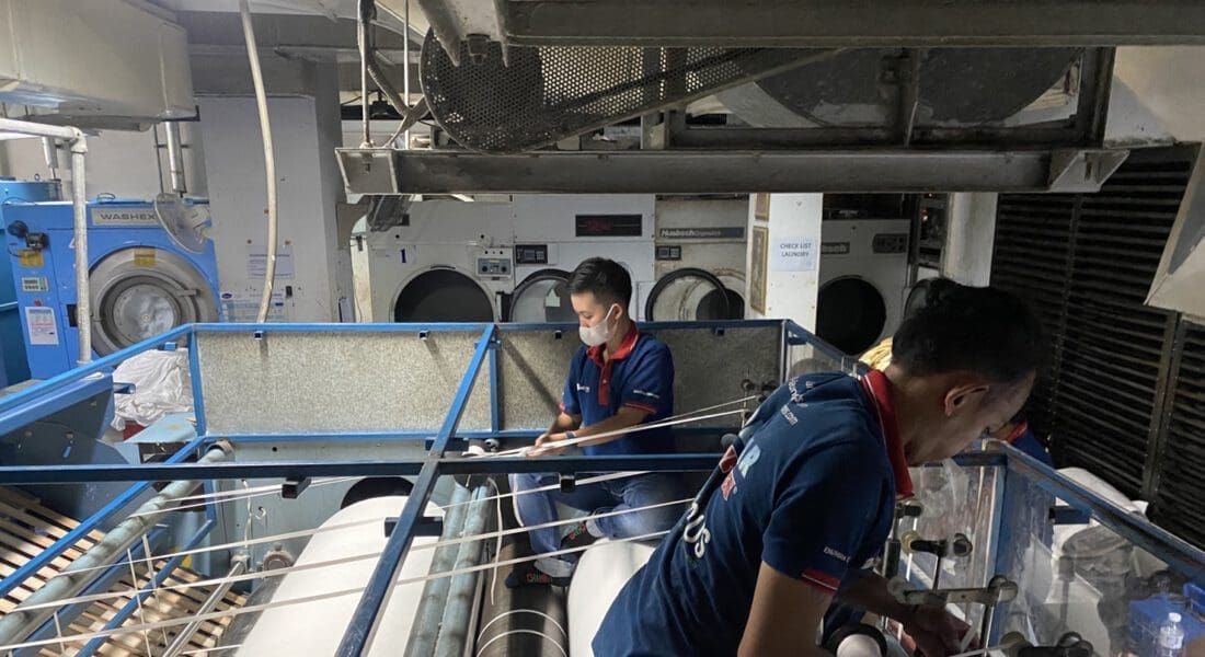 งานติดตั้ง ผ้าสักหลาดหุ้มลูกกลิ้ง NICHOLINE สำหรับเครื่องรีดผ้าแบบกระทะ - 34