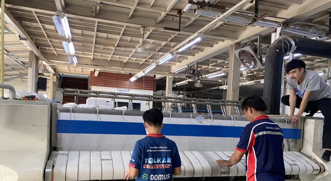 งานติดตั้ง ผ้าสักหลาดหุ้มลูกกลิ้ง NICHOLINE สำหรับเครื่องรีดผ้าแบบกระทะ - 52