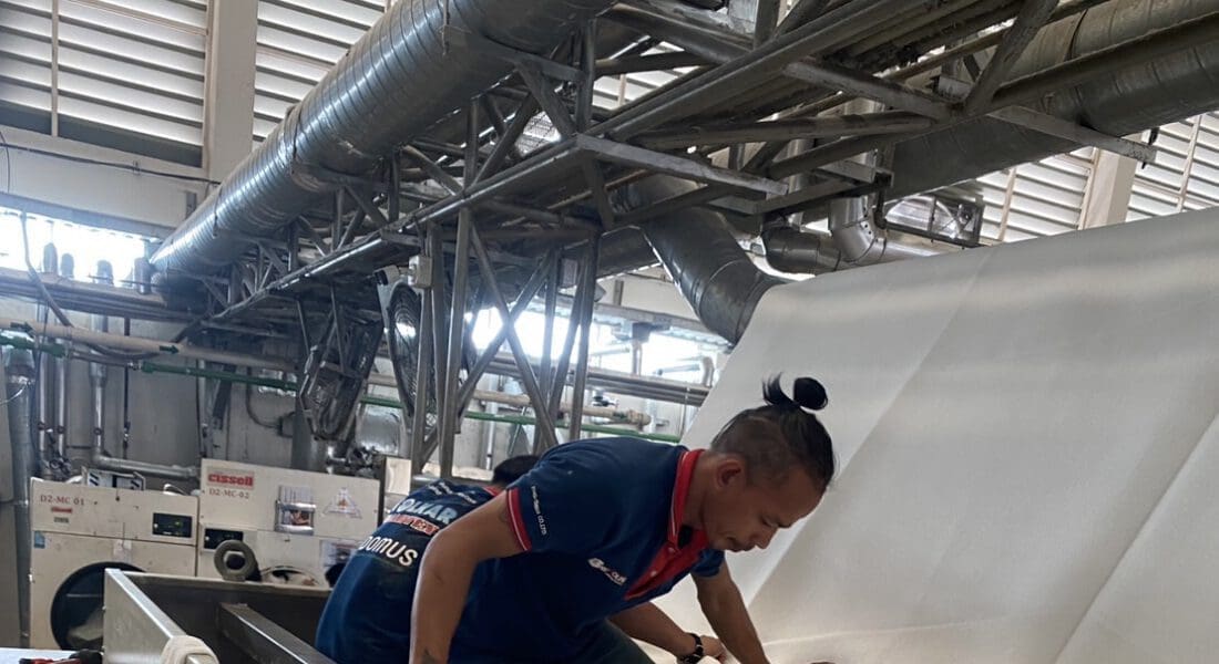 งานติดตั้ง ผ้าสักหลาดหุ้มลูกกลิ้ง VERTEX สำหรับเครื่องรีดผ้าแบบกระทะ IMAGE - 7