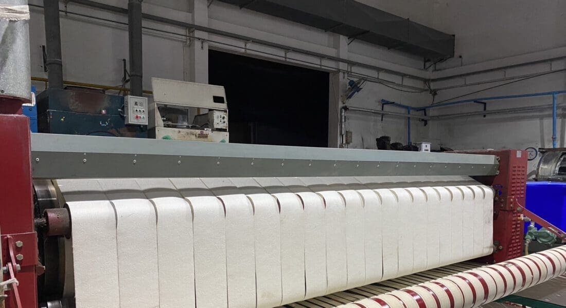 งานติดตั้งสายพานรีดผ้า NICHOLINE และเทปพันลูกกลิ้ง VERTEX สำหรับเครื่องรีดผ้า TOLKAR - 13