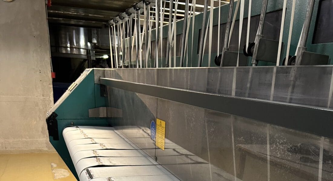 66051702 - งานติดตั้งสายพานป้อนผ้า NICHOLINE เครื่องรีดผ้าแบบสายพาน LAVATEC - 1