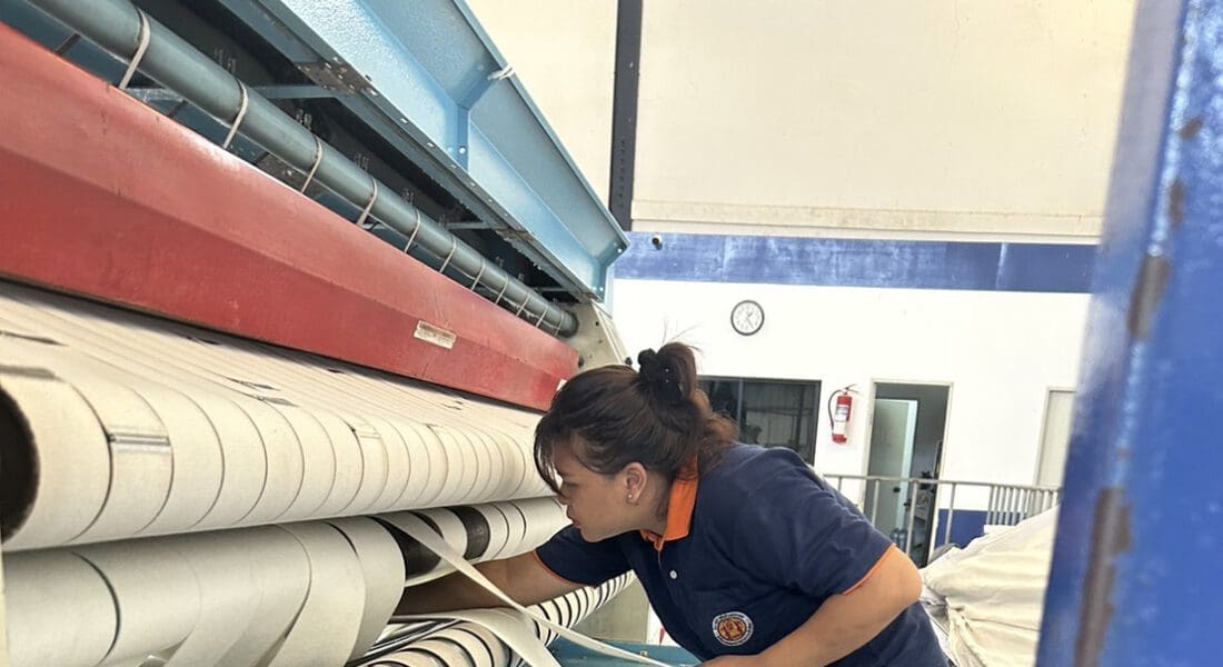 66101701 - งานติดตั้ง สายพานรีดผ้า NICHOLINE เครื่องรีดผ้าแบบสายพาน IMAGE - 4