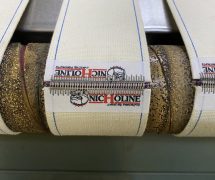 งานติดตั้งสายพานป้อนผ้าคอตตอน NICHOLINE สำหรับเครื่องรีดผ้า TOLKAR - 7