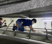 งานติดตั้งผ้าสักหลาดหุ้มลูกกลิ้ง NICHOLINE สำหรับเครื่องรีดผ้าแบบกระทะ - 11