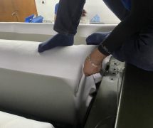 งานติดตั้งผ้าสักหลาดหุ้มลูกกลิ้ง NICHOLINE สำหรับเครื่องรีดผ้าแบบกระทะ - 14