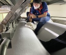 งานติดตั้งผ้าสักหลาดหุ้มลูกกลิ้ง NICHOLINE สำหรับเครื่องรีดผ้าแบบกระทะ - 6