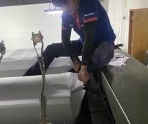 งานติดตั้งผ้าสักหลาดหุ้มลูกกลิ้ง NICHOLINE สำหรับเครื่องรีดผ้าแบบกระทะ - 9