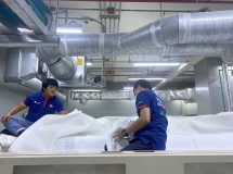 งานติดตั้งผ้าสักหลาดหุ้มลูกกลิ้ง NICHOLINE สำหรับเครื่องรีดผ้าแบบกระทะ ELECTROLUX - 1