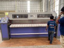 งานติดตั้งผ้าสักหลาดหุ้มลูกกลิ้ง NICHOLINE สำหรับเครื่องรีดผ้าแบบกระทะ IMAGE - 2