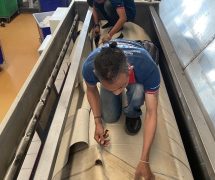 งานติดตั้ง ผ้าสักหลาดหุ้มลูกกลิ้ง VERTEX สำหรับเครื่องรีดผ้าแบบกระทะ IMAGE - 1