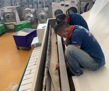 งานติดตั้ง ผ้าสักหลาดหุ้มลูกกลิ้ง VERTEX สำหรับเครื่องรีดผ้าแบบกระทะ IMAGE - 3