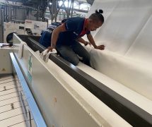 งานติดตั้ง ผ้าสักหลาดหุ้มลูกกลิ้ง VERTEX สำหรับเครื่องรีดผ้าแบบกระทะ IMAGE - 7